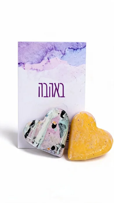 זוג מגנטים בצורת לב עשויים מקרמיקה ובעבודת יד